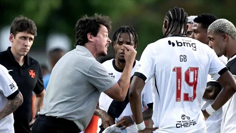 Técnico do Vasco, Fernando Diniz conversa com os jogadores durante duelo com o Nova Iguaçu (Foto: Jorge Rodrigues/Gazeta Press/AGIF)
