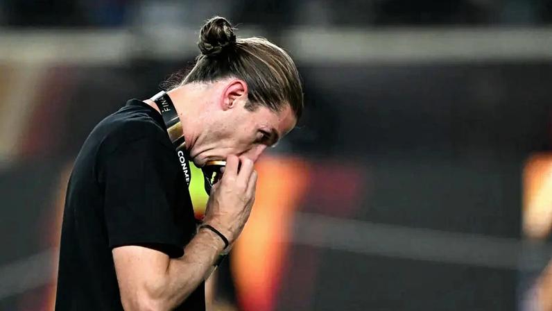 Filipe Luís, do Flamengo, beija medalha de campeão da Libertadores (Foto: Luis ACOSTA / AFP)