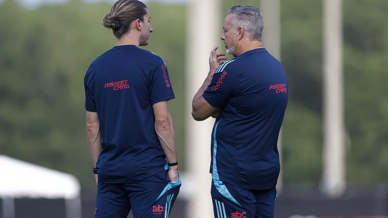 Filipe Luís ao lado de Boto durante treino do Flamengo (Foto: Gilvan de Souza/Flamengo)
