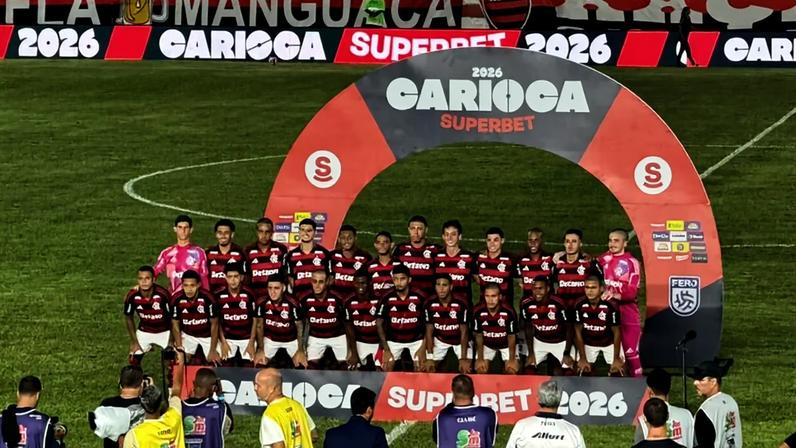 Time sub-20 do Flamengo que entrou em campo contra o Bangu pelo Campeonato Carioca (Foto: Maurício Luz / Lance!)