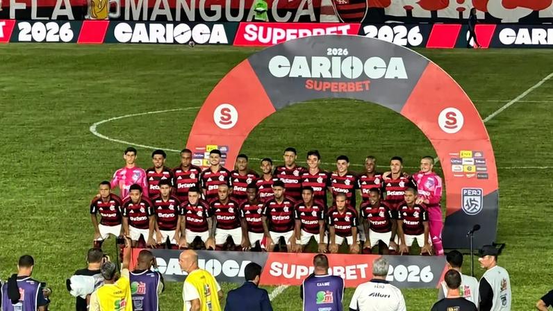 Time sub-20 do Flamengo que entrou em campo contra o Bangu pelo Campeonato Carioca (Foto: Maurício Luz / Lance!)