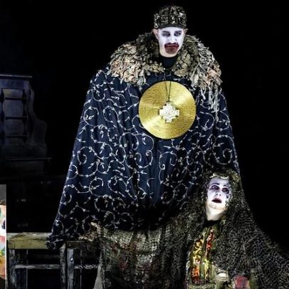 Artesão da cena transforma objetos para o cenário de palco