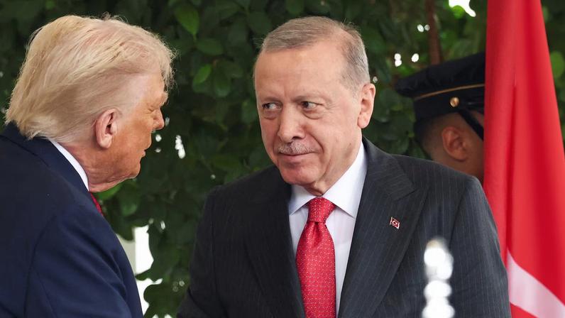 U.S. President Donald Trump welcomes Turkey's President Recep Tayyip Erdogan at the White House in Washington, D.C., U.S., September 25, 2025. REUTERS/Kevin Lamarque