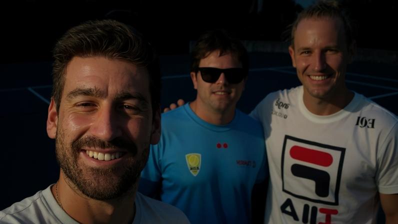 Orlando Luz (e) e Rafael Matos venceram na estreia em Brisbane (Reprodução)