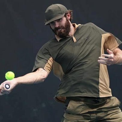 Nova vestimenta de Opelka chama atenção em Melbourne