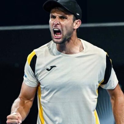 Vukic elimina Tsitsipas em estreia em Adelaide com dois tiebreaks