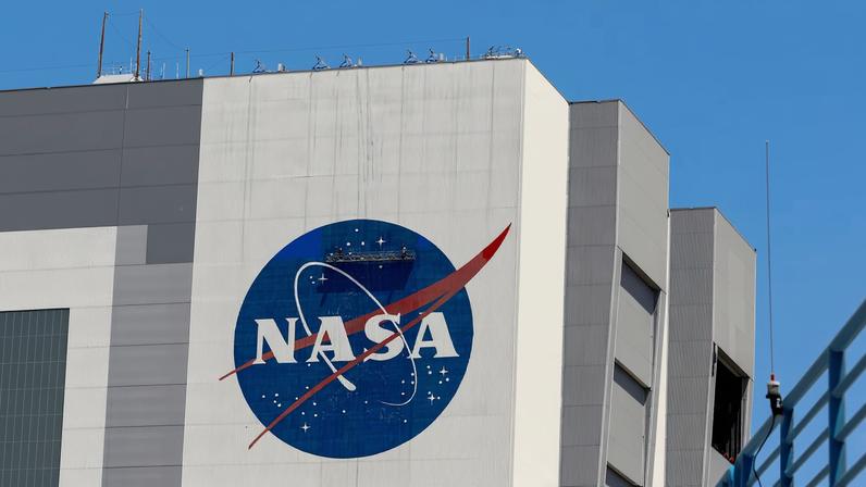 Astronautas retornam antecipadamente da estação espacial por tripulante adoentado