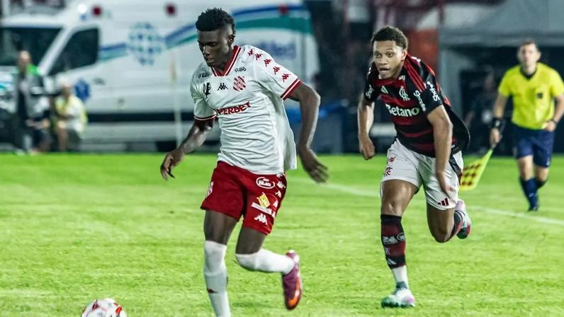 No Bangu, Garrinsha enfrenta o clube que consagrou o ídolo que lhe dá nome (Foto: João Gama/Bangu)