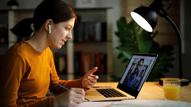 Fones de ouvido sem fio são acessórios indispensáveis para muitas pessoas, seja para ouvir música/podcasts na academia, fazer chamadas ou simplesmente se concentrar no trabalho (damircudic/Getty Images)