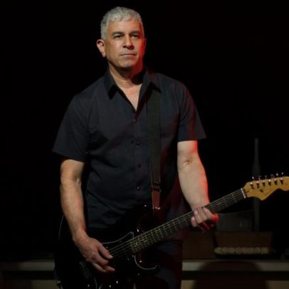 Pat Smear, do Foo Fighters, sofre acidente inusitado de jardinagem