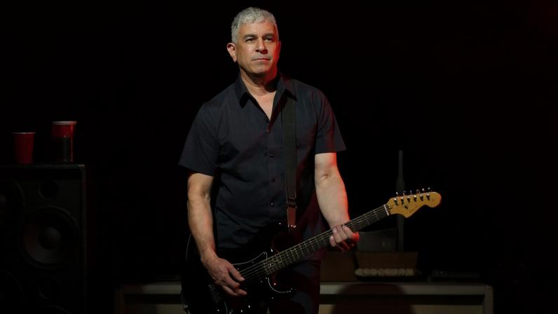 Pat Smear, do Foo Fighters, sofre acidente inusitado de jardinagem