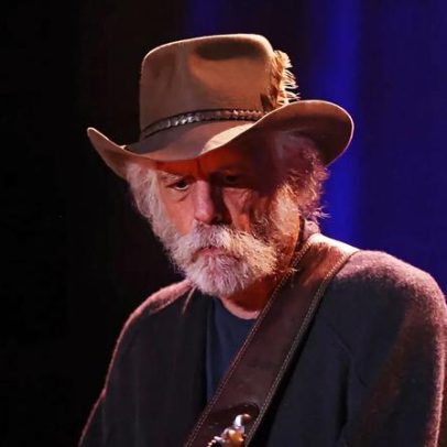 Billy Strings presta tributo a Bob Weir e acrescenta nova voz ao coro celestial