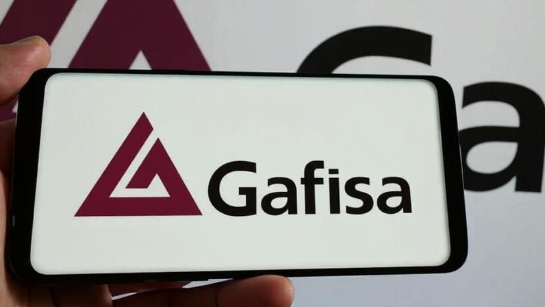 GERMANY - 2024/12/16: In this photo illustration, a person is holding a smartphone with the logo of Brazilian real estate company Gafisa SA on screen. (Photo Illustration by Timon Schneider/SOPA Images/LightRocket via Getty Images)