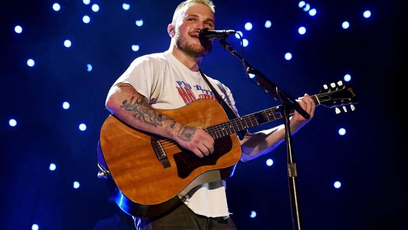 Separações difíceis e música sobre ICE: 5 destaques do álbum de Zach Bryan
