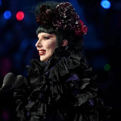 Lady Gaga reinterpreta tema de Mister Rogers em anúncio do Super Bowl