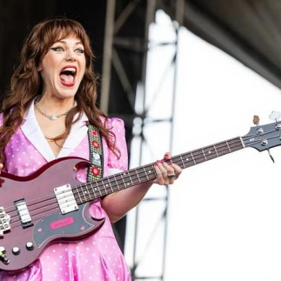 Jenny Lewis faz casamento simbólico aos 50 anos com seu cão