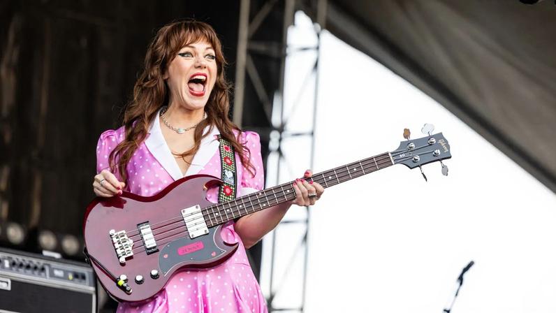 Jenny Lewis faz casamento simbólico aos 50 anos com seu cão