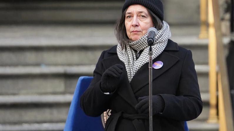 Lucy Dacus canta Bread and Roses na inauguração de Zohran Mamdani em NYC