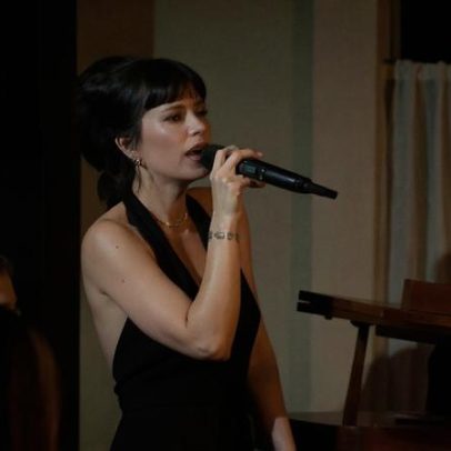 Lily Allen apresenta West End Girls ao vivo na festa de lançamento da Chanel