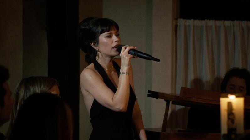 Lily Allen apresenta West End Girls ao vivo na festa de lançamento da Chanel