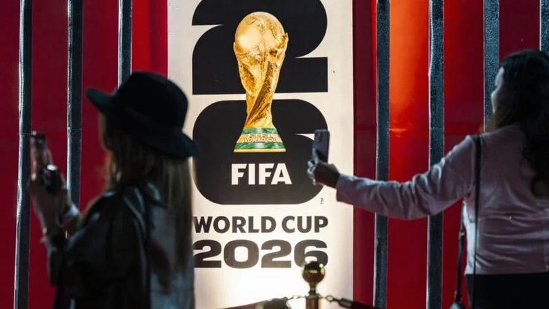 O troféu original da Copa do Mundo da FIFA chegou à Índia como parte de sua turnê oficial global