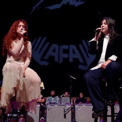 Lucy Dacus e Chappell Roan cantam The Book of Love em show beneficente