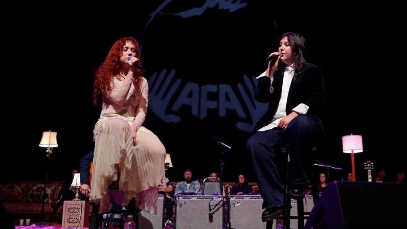 Lucy Dacus e Chappell Roan cantam The Book of Love em show beneficente