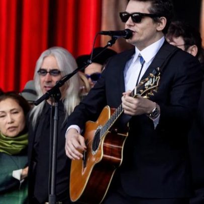 John Mayer faz performance emocionante de 'Ripple' no memorial de Bob Weir