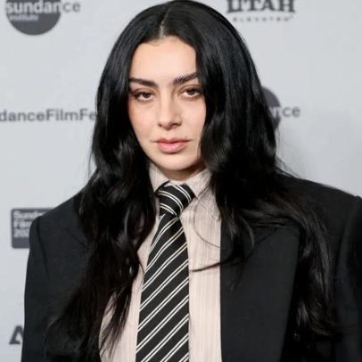 Charli XCX comenta The Moment e carreira de atriz na estreia no Sundance