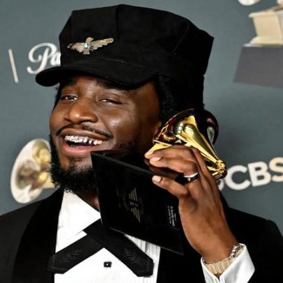 Shaboozey dedica seu primeiro Grammy aos filhos de imigrantes