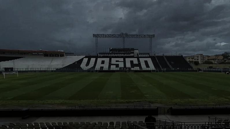 Gramado de São Januário apresenta manchas (Foto: Pedro Cobalea/Lance!)