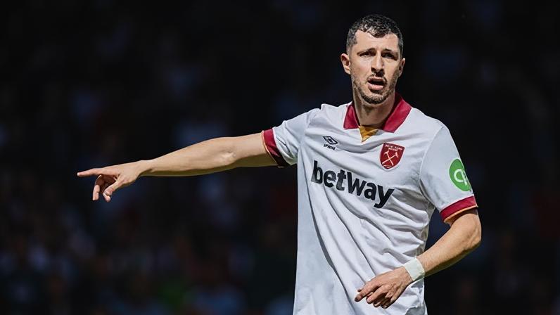 Guido Rodríguez em campo pelo West Ham