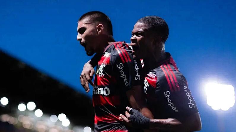 Guilherme Gomes e Douglas Telles comemoram gol do Flamengo contra o Mirassol (Foto: Caíque Coufal / Flamengo)