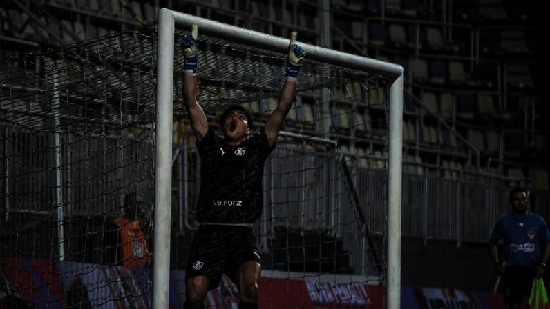 Gustavo Felix, goleiro do Fluminense, comemora defesa decisiva contra o Referência, pela Copinha (Foto: Leonardo Brasil/FFC)