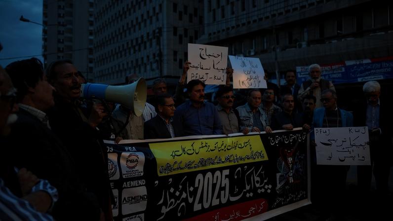 Corte paquistanês condena jornalistas prisão perpétua protestos ligados a Khan