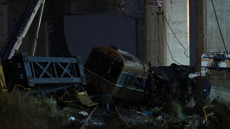 Train traveling from Bangkok to Ubon Ratchathani derailed in Sikhio district