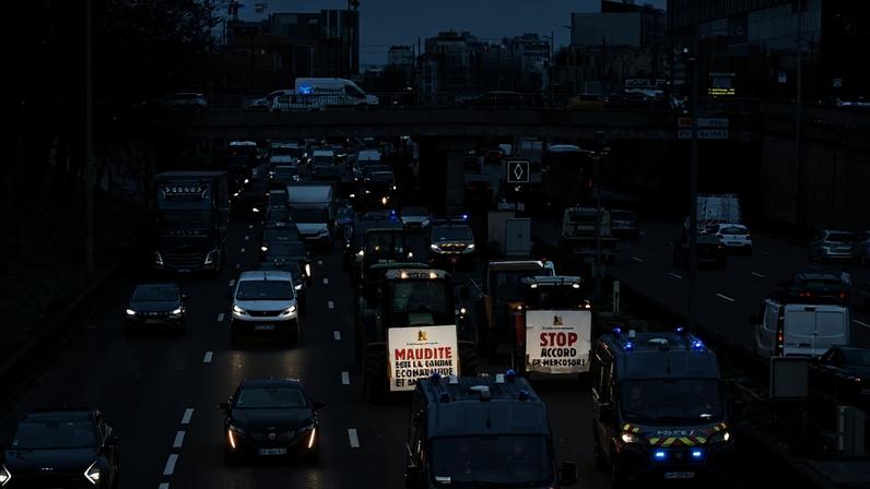 French farmers on the Paris ring road to protest against Mercosur trade deal