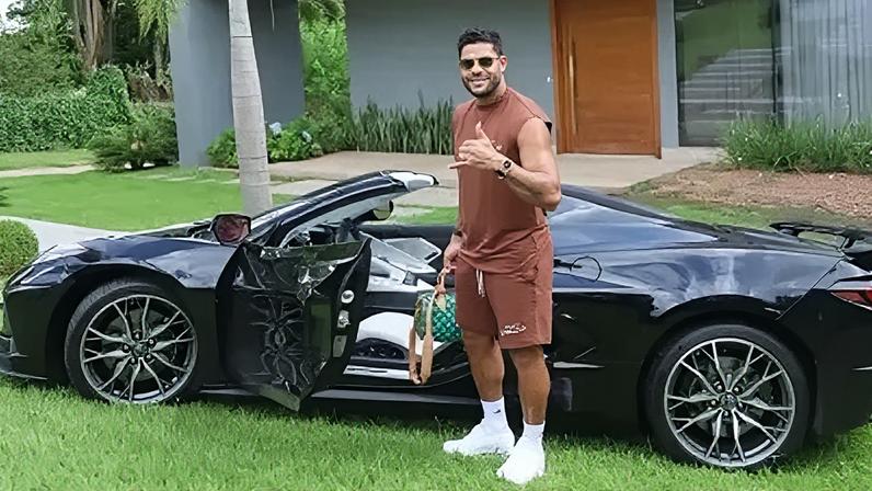 Hulk com seu carro de luxo
