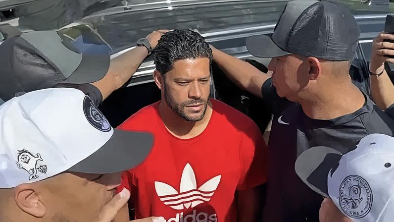 Hulk conversa com torcedores na porta da Cidade do Galo