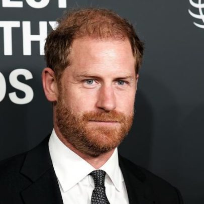 Explicativo Príncipe Harry e Elton John desafiam o Daily Mail
