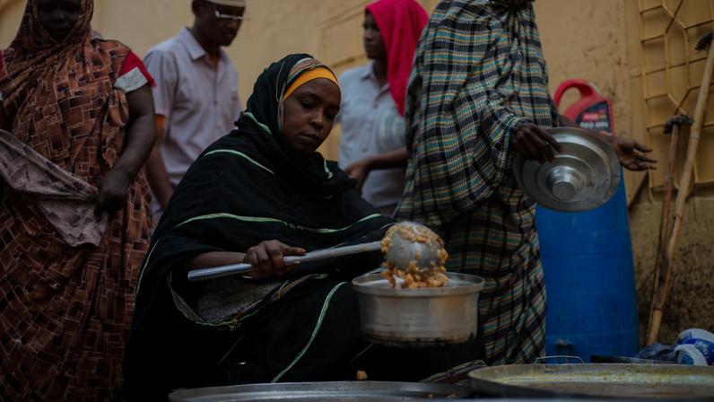 Mulheres carregam o peso da grave crise de fome no Sudão, diz ONU