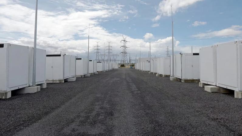 Parque de baterias da Tesla na Austrália: equipamentos permitem armazenar energia solar e eólica gerada fora dos horários de pico para evitar desperdício.