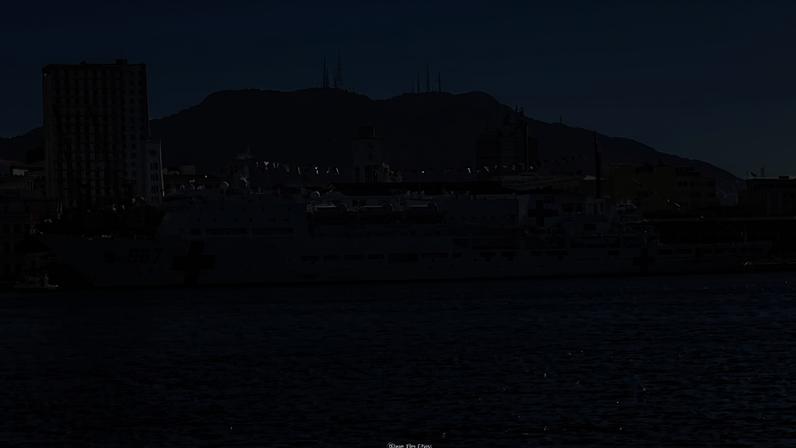 Navio médico chinês atracado no Píer Mauá, no Rio de Janeiro. (Foto: Luís Kawaguti / Gazeta do Povo)