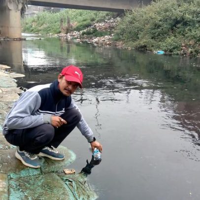 Rio sagrado transporta resíduos industriais e esgoto do Nepal para a Índia