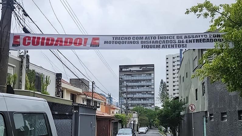 Faixa pendurada na rua em bairro nobre da Zona Oeste alerta população