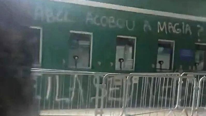 Muros sede do Palmeiras pichados