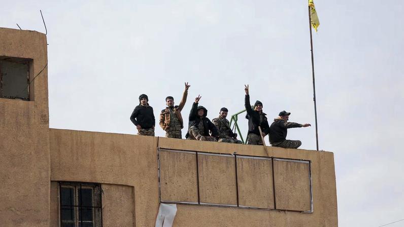 Members of the Kurdish-led Syrian Democratic Forces (SDF) gesture in Deir al-Zor, after U.S.-backed alliance led by Syrian Kurdish fighters captured Deir el-Zor, the government's main foothold in the vast desert, according to Syrian sources, in Syria December 7, 2024. REUTERS/Orhan Qereman/File Photo