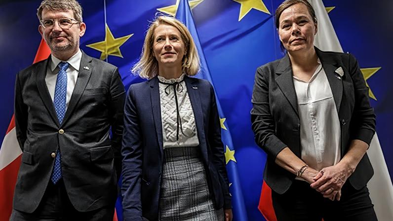 Kaja Kallas con el ministro danés de Defensa, Troels Lund Poulsen, y la ministra groenlandesa Vivian Motzfeld