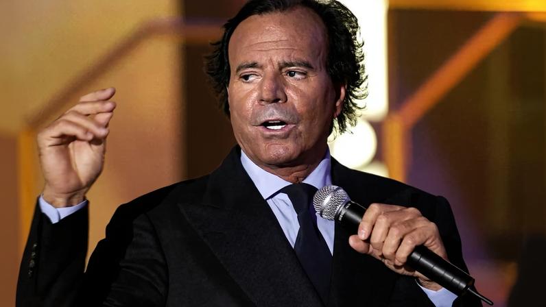 O cantor Julio Iglesias em apresentação em 6 de dezembro de 2003. Foto: Bertrand Guay/AFP