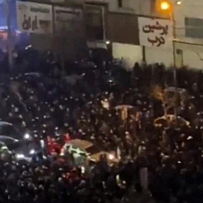 Protestos no Irã crescem mesmo com bloqueio de internet